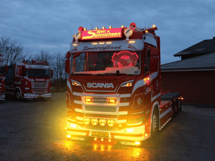 2 x avant en acier inoxydable V8 unique brouillard lumière Décorations pour Scania R Camion 