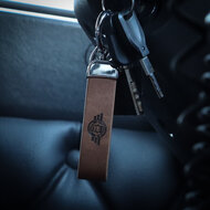 TRUCKJUNKIE SLEUTELHANGER MET GEGRAVEERD LOGO - Bruin